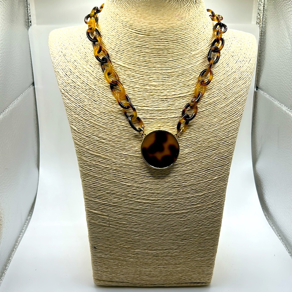 Formash faux tortoise shell necklace resin link chain
Gold tone contemporary